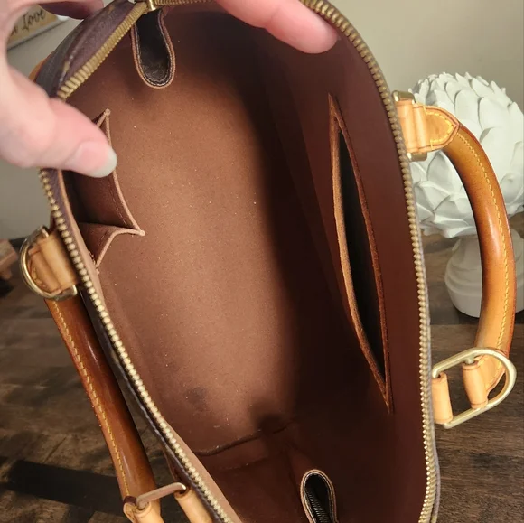 Louis Vuitton Alma Monogram - Picture 7 of 15